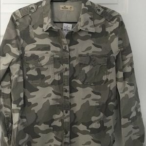Hollister camo shirt women’s medium